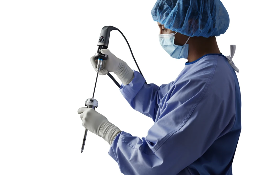 Professionnel manipulant la caméra endoscopique d’un système da Vinci X ou Xi