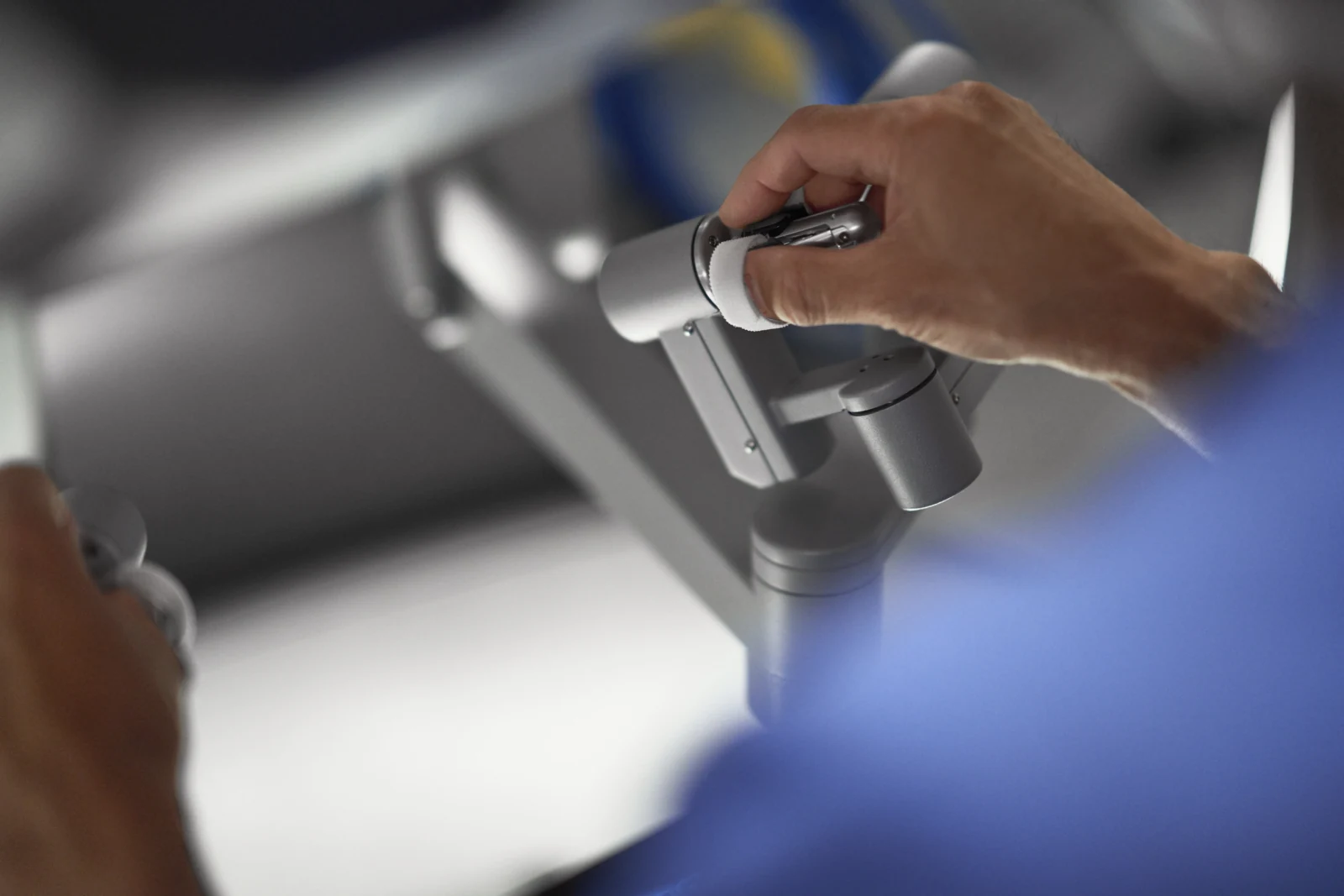 Les mains d’un chirurgien sur les commandes d’une console da Vinci.